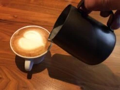 Expresso écarlate | Pot à Lait "L ' Art Modern Anthrazit" Avec Gravure Laser De Naam Personnel, Pour Latte Art Ou Cappuccino; En Acier Inoxydable 18/10 Avec Revêtement Antiadhésif; 600 Ml -Cuisine Fournitures Magasin 1200x900 219