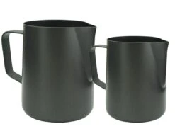 Expresso écarlate | Pot à Lait "L ' Art Modern Anthrazit" Avec Gravure Laser De Naam Personnel, Pour Latte Art Ou Cappuccino; En Acier Inoxydable 18/10 Avec Revêtement Antiadhésif; 600 Ml -Cuisine Fournitures Magasin 1200x900 220