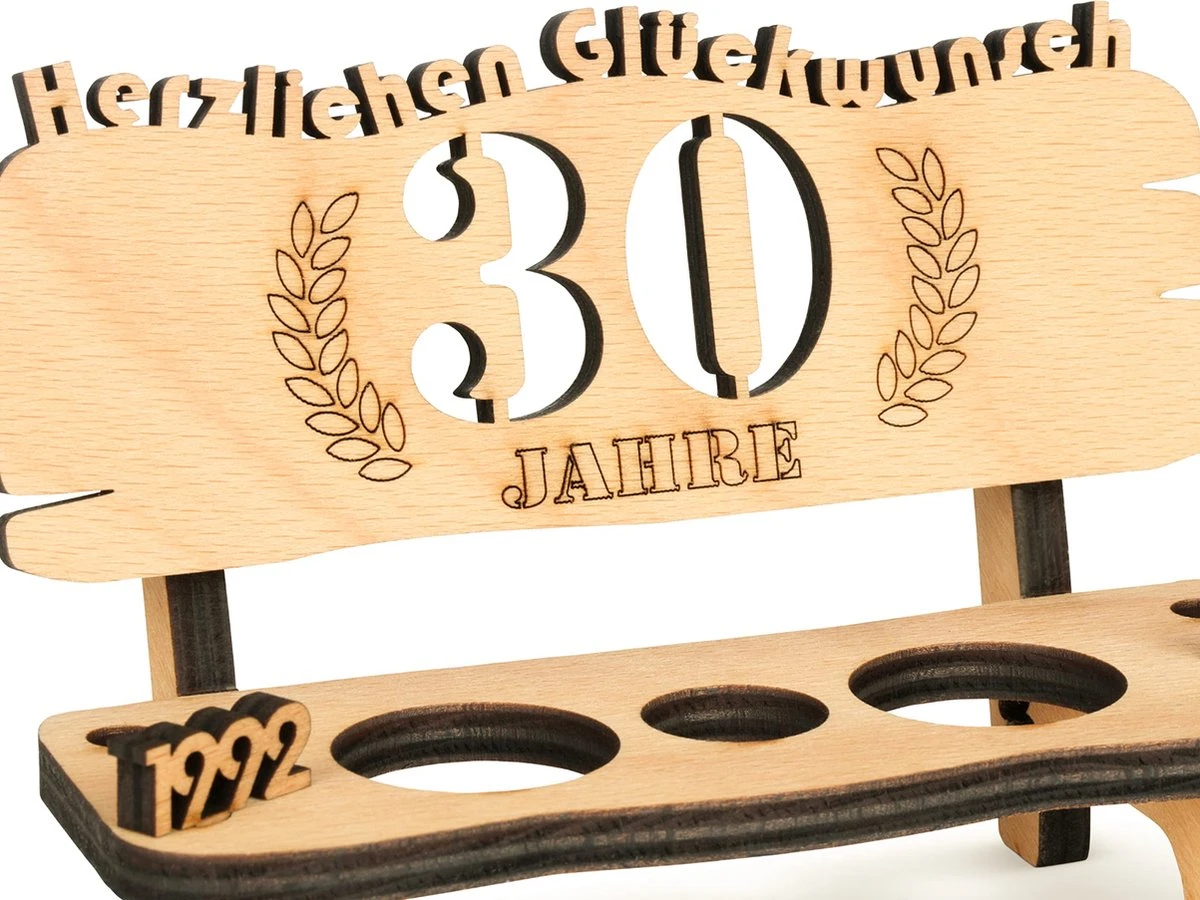Brynnberg Schnapsbank Mit Jahreszahl - Holz Lorbeerkranz Mit Zahl Engraving - Gift Zum 30 Hochzeitstag Couple Anniversary - Geburtstag Und Pärchen Gift Idea - Schnapsgläser Latte Mit 2 Gläsern 3 Brynnberg Schnapsbank Mit Jahreszahl - Holz Lorbeerkranz Mit Zahl Engraving - Gift Zum 30 Hochzeitstag Couple Anniversary - Geburtstag Und Pärchen Gift Idea - Schnapsgläser Latte Mit 2 Gläsern – Image 3