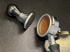 Expresso écarlate | Tamper "Fino Affilato" En Acier Inoxydable à Bord Tranchant CNC Fabriqué Avec Précision, En Acier Inoxydable, Fabriqué Avec Précision Profitamper Zwart 53 Mm -Cuisine Fournitures Magasin 1200x900 46