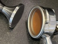 Expresso écarlate | Tamper "Fino Affilato" En Acier Inoxydable à Bord Tranchant CNC Fabriqué Avec Précision, En Acier Inoxydable, Fabriqué Avec Précision Profitamper Zwart 53 Mm -Cuisine Fournitures Magasin 1200x900 48