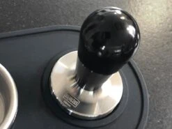 Expresso écarlate | Tamper "Elegant" Pour Barista; Avec Poignée Ergonomique En Aluminium Et Base En Acier Inoxydable De Précision; Pour Une Extraction Parfaite Avec Des Machines De Sérigraphie. Noir 51 Mm -Cuisine Fournitures Magasin 1200x900 55