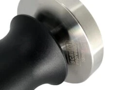 Expresso écarlate | Tamper "Perfetto" Pour Barista; Calibré à Une Pression De Contact De 35 Lb; Avec Manche En Aluminium Ou En Bois Fin Et Base En Acier Inoxydable De Précision. Noir 58,5 Mm -Cuisine Fournitures Magasin 1200x900 74