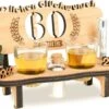 Brynnberg Schnapsbank Mit Jahreszahl - Holz Lorbeerkranz Mit Zahl Engraving - Gift Zum 60 Hochzeitstag Couple Anniversary - Geburtstag Und Pärchen Gift Idea - Schnapsgläser Latte Mit 2 Gläsern
