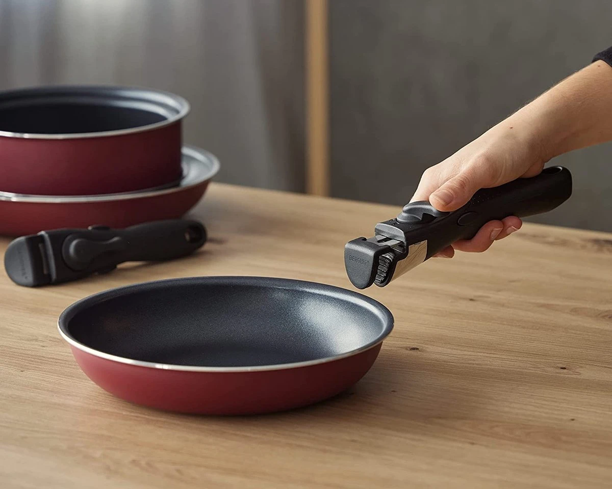 Batterie De Cuisine Red Edition 4 Pièces 18, 20 Et 24 Cm + Poignée Ergonomique Amovible, En Aluminium Embouti Et Revêtement Antiadhésif, Pour Tous Feux Et Four 6 Batterie De Cuisine Red Edition 4 Pièces 18, 20 Et 24 Cm + Poignée Ergonomique Amovible, En Aluminium Embouti Et Revêtement Antiadhésif, Pour Tous Feux Et Four – Image 6