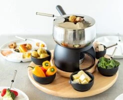 Mäser 931229 Service à Fondue 23 Pièces, Caquelon à Fondue En Acier Inoxydable Avec Protection Anti-éclaboussures, Rechaud, Paille Rotative En Bois, Fourchettes à Fondue, Bols, Gris / Noir -Cuisine Fournitures Magasin 1200x970 2