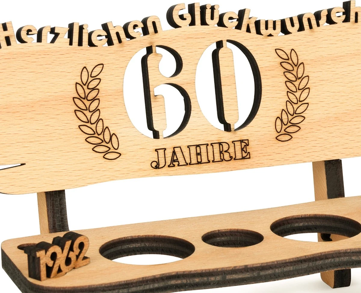 Brynnberg Schnapsbank Mit Jahreszahl - Holz Lorbeerkranz Mit Zahl Engraving - Gift Zum 60 Hochzeitstag Couple Anniversary - Geburtstag Und Pärchen Gift Idea - Schnapsgläser Latte Mit 2 Gläsern 3 Brynnberg Schnapsbank Mit Jahreszahl - Holz Lorbeerkranz Mit Zahl Engraving - Gift Zum 60 Hochzeitstag Couple Anniversary - Geburtstag Und Pärchen Gift Idea - Schnapsgläser Latte Mit 2 Gläsern – Image 3