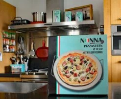 Pierre à Pizza Nonna Ø30,5 Avec Grille De Service En Acier Inoxydable - Plaque à Pizza En Pierre / Plaque De Four (11 Mm D'épaisseur) Pour Four Et Barbecue (BBQ) - Maximum 600 Degrés Celsius -Cuisine Fournitures Magasin 1200x985 3