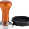 Buddy´s Bar - Barista Edition, Tamper Premium, Compresseur à Café Base Ø 58 Mm, H : 9 Cm, Acier Inoxydable, Tampon Expresso Pour Porte-tamis 58 Mm, Tamper à Café Avec Tapis En Silicone, Manche En Bois