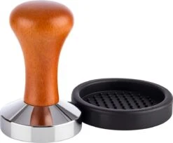Buddy´s Bar - Barista Edition, Tamper Premium, Compresseur à Café Base Ø 58 Mm, H : 9 Cm, Acier Inoxydable, Tampon Expresso Pour Porte-tamis 58 Mm, Tamper à Café Avec Tapis En Silicone, Manche En Bois