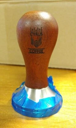 Cyrus Tamper Acier Inoxydable 58mm Manche En Bois - Outils Barista - Cyruscoffee - Tamper + Cadeau -Cuisine Fournitures Magasin 716x1200