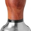 Expresso écarlate | Tamper "Vittoria" Pour Barista; Avec Poignée Ergonomique En Bois Précieux Et Base En Acier Inoxydable Poli Et Poli Brillant. Bois De Santal Rouge 58 Mm