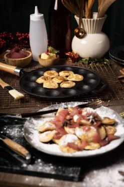 Poêle En Fonte Blackwell Poffertjes | Adapté à L'induction | Avec Manche En Bois Ø 24 Cm -Cuisine Fournitures Magasin 799x1200 17