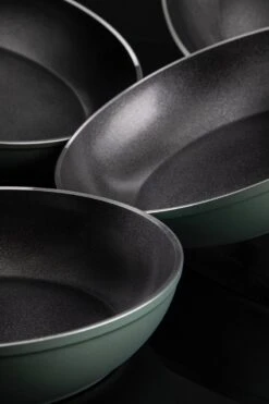 Primecook - Ensemble De Casseroles 'Elena' - 3 Poêles à Frire De 20, 24 Et 28 Cm Avec Couvercles - Sans PFAS - Induction -Cuisine Fournitures Magasin 800x1200 8