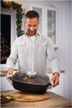 Royalty Line Cocotte - 6 Litres - Cocotte - 32 Cm - Cocotte Induction Pour Tous Feux - Sans Four - Avec Bouton Arôme Et Couvercle En Verres - Zwart -Cuisine Fournitures Magasin 801x1200