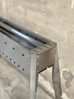 Spiedini Saté-bbq Java 80 - Barbecue à Charbon De Bois De Luxe à Double Paroi Avec Grille Horizontale Pour Satay Ou Autres Brochettes - 80 Cm De Long, 11 Cm De Large, 83 Cm De Haut - Matériau : Acier Inoxydable 14 Spiedini Saté-bbq Java 80 - Barbecue à Charbon De Bois De Luxe à Double Paroi Avec Grille Horizontale Pour Satay Ou Autres Brochettes - 80 Cm De Long, 11 Cm De Large, 83 Cm De Haut - Matériau : Acier Inoxydable -Cuisine Fournitures Magasin 899x1200 1